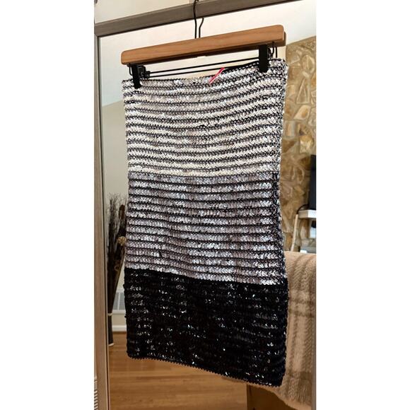 A’Gaci Silver and Black Sequin Mini Skirt - Picture 2 of 4